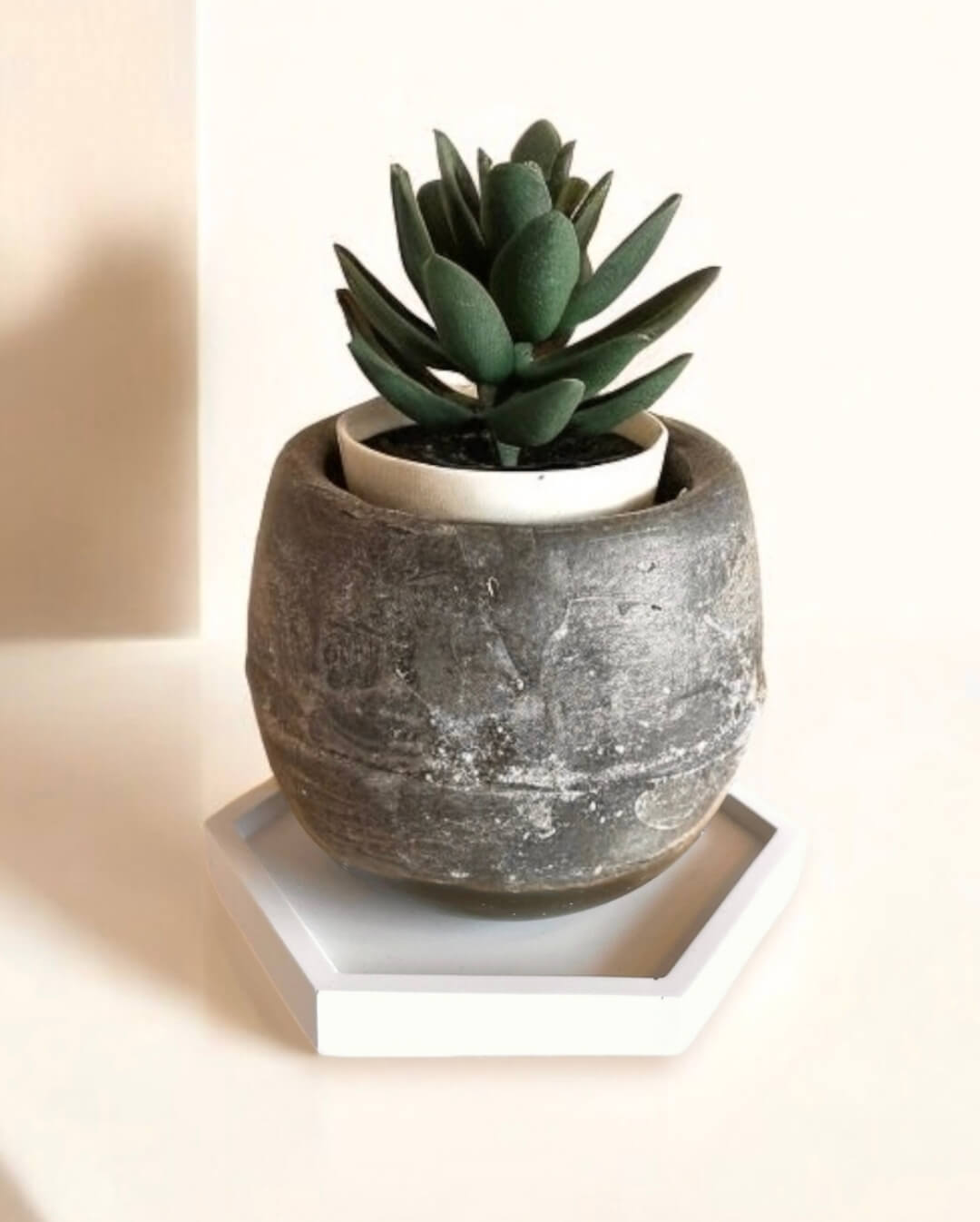 Sechseckiger Untersetzer aus weißem Gips – stilvoller Schutz Sechseckiger Untersetzer aus weißem Gips – stilvoller Schutz für Oberflächen und perfekte Basis für Duftwachs