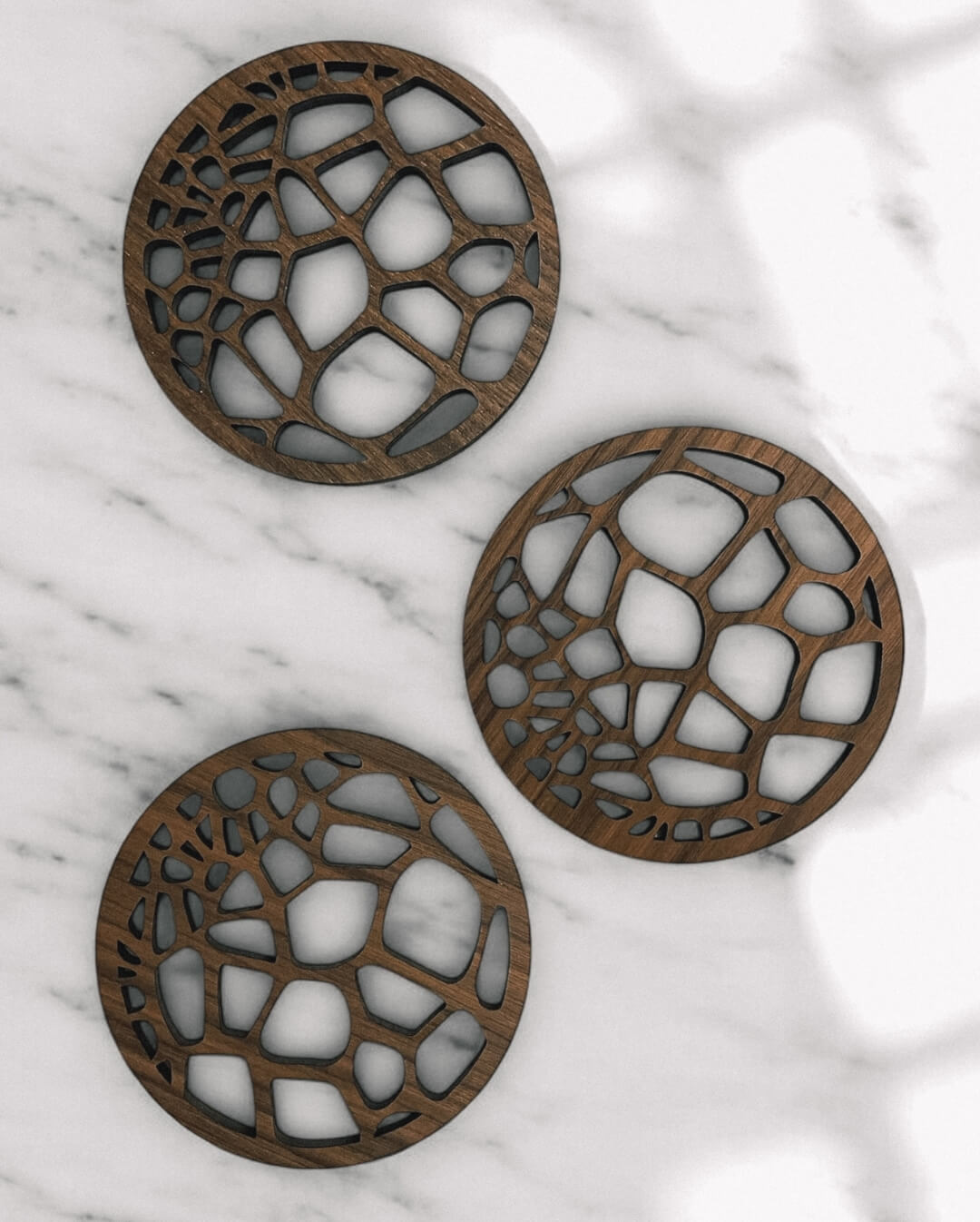 Edler Nussbaum Untersetzer in Wabenform für Candiles Duftwachs – FSC-zertifiziert und ideal zum Schutz deiner Oberflächen